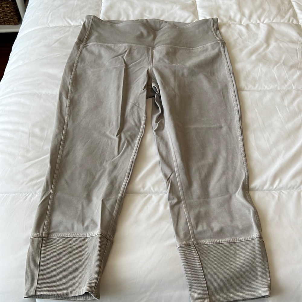 Lululemon size 12 Grey leggings 21” with ribbed details